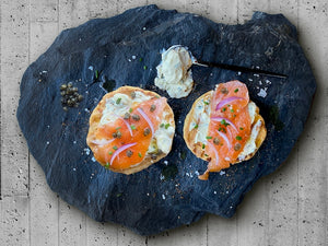 Gravlax de salmón con Chilli Mix TATACOA🔥 y alcaparritas tostadas
