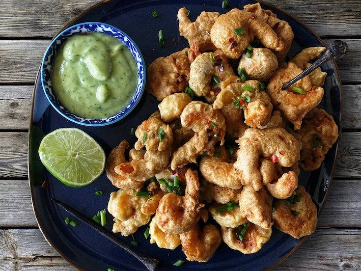 Camarones apanados con Rub #9 MUMBAI🇮🇳 y chutney cremoso de aguacate